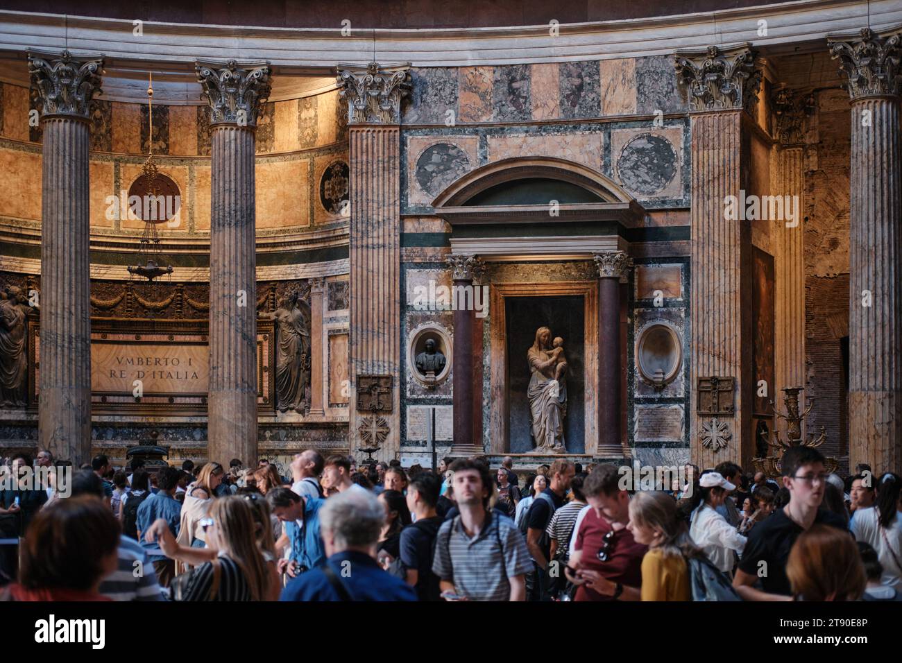 Roma, Italia - 2 novembre 2023: Vista interna del magnifico Pantheon, un antico tempio romano ora utilizzato come chiesa cattolica e frequentato da visitatori Foto Stock