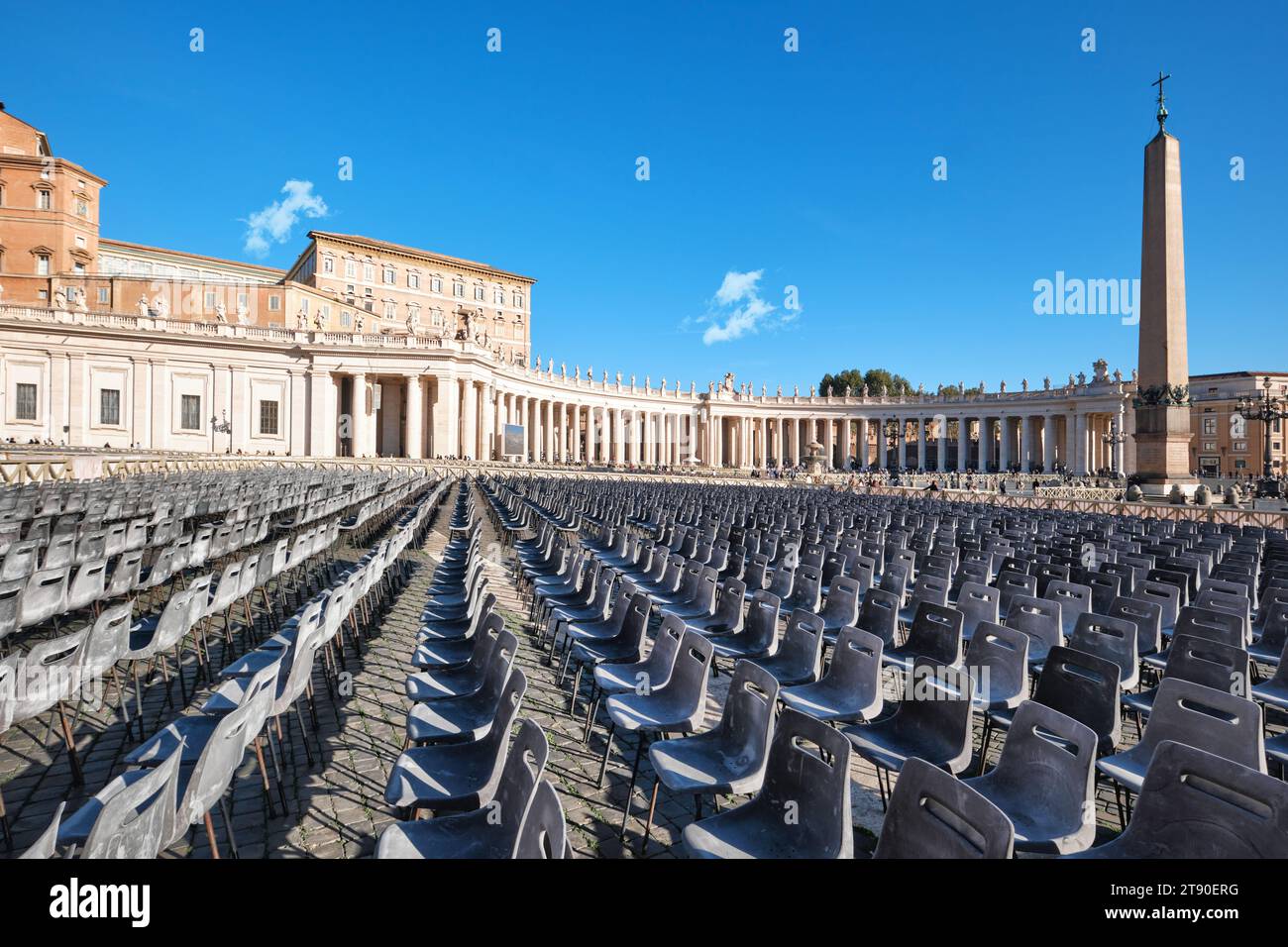 Roma, Italia - ottobre 29 2023: St Colonnato della Basilica di Pietro con file di sedie in piazza San Pietro Foto Stock
