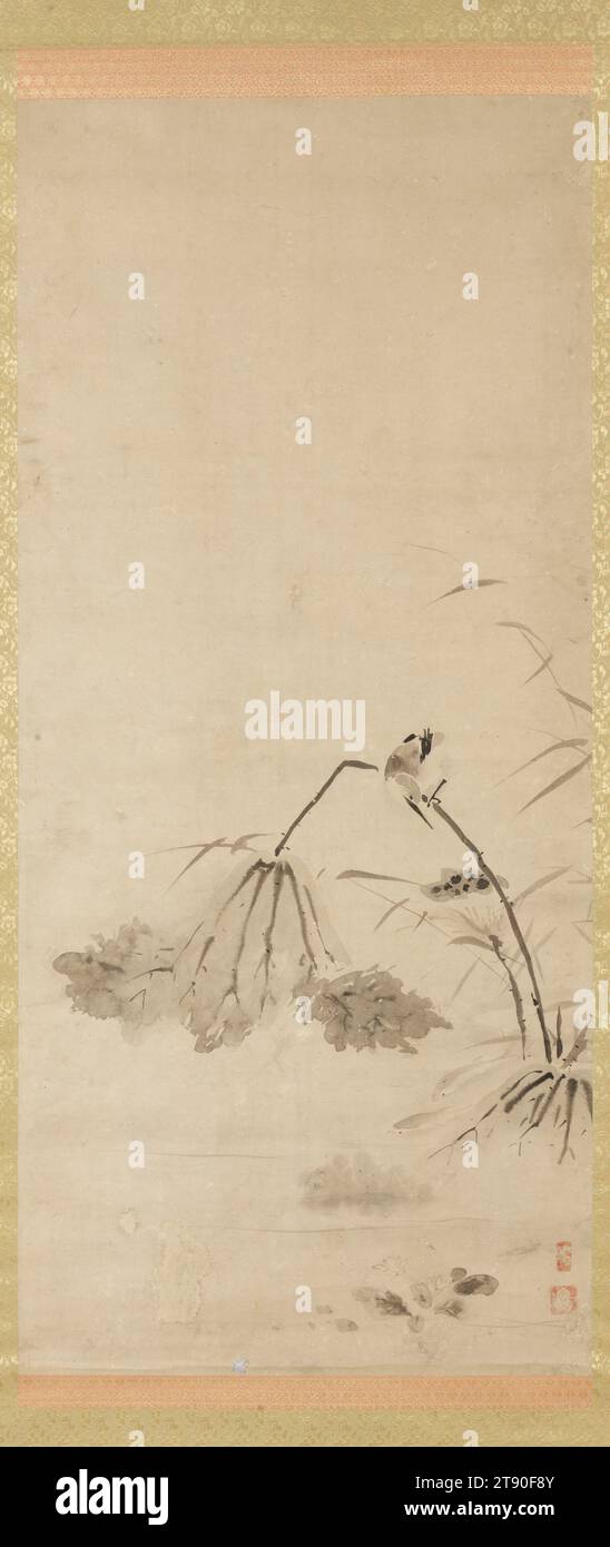 KingFisher con Lotus a sinistra di un trittico di Doves, Hermit e Kingfisher, XVII secolo, Setsuzan, 13/16 x 11/16 poll. (37,62 x 50,01 cm) (immagine)67 3/8 x 24 7/16" (171,13 x 62,07 cm) (montaggio, senza rullo), inchiostro su carta, Giappone, XVII secolo, poiché questo trio di dipinti esiste attualmente, immagini di uccelli e fiori fiancheggiano un soggetto figurale centrale. Questo è un secolare dispositivo compositivo usato frequentemente per i dipinti devozionali Zen negli anni '1400 e '1500 Al centro c'è un eremita cinese, che sembra essersi addormentato. Gli utensili da scrittura sono disposti accanto a lui. Una colomba a destra si trova Foto Stock