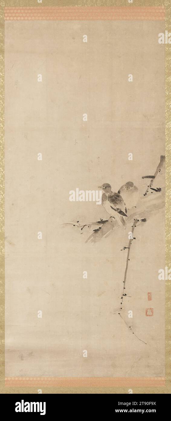 Colombe su un prugna a destra di un trittico di Doves, Hermit e Kingfisher, XVII secolo, Setsuzan, 43 13/16 x 3/4 poll. (111,28 x 50,17 cm) (immagine)67 1/4 x 24 7/16" (170,82 x 62,07 cm) (montaggio, senza rullo), inchiostro su carta, Giappone, XVII secolo, poiché questo trio di dipinti esiste attualmente, immagini di uccelli e fiori fiancheggiano un soggetto figurale centrale. Questo è un secolare dispositivo compositivo usato frequentemente per i dipinti devozionali Zen negli anni '1400 e '1500 Al centro c'è un eremita cinese, che sembra essersi addormentato. Gli utensili da scrittura sono disposti accanto a lui. Una colomba a destra si trova Foto Stock