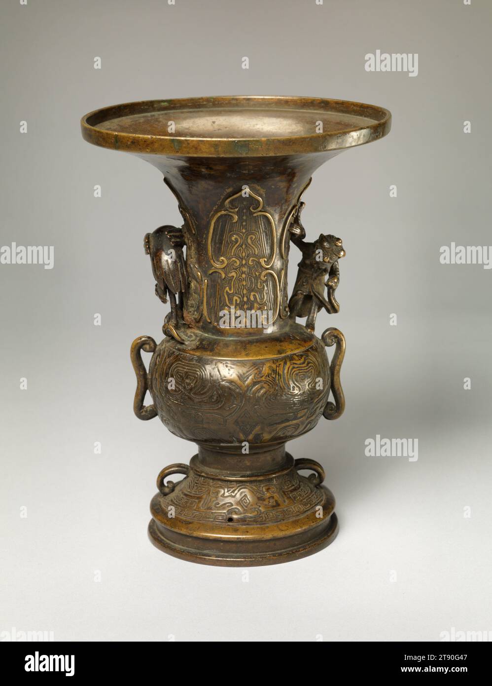 Vaso con Rin Nasei (CH. Lin Hejing) e gru, XVIII-XIX secolo, sconosciuto giapponese, 7 15/16 x 5 1/2 x 5 1/2 pollici. (20,16 x 13,97 x 13,97 cm), Bronzo, Giappone, XVIII-XIX secolo, poeti Lionizzati dell'antichità cinese, come il famoso poeta recluso della dinastia Song Lin Hejing (anche Lin Bu; 967–1028), furono un motivo popolare nella pittura e nelle arti decorative giapponesi, a partire dal periodo medievale. Si dice che LIN Hejing abbia vissuto una vita solitaria con solo una gru per tenergli compagnia. Qui, il poeta e la sua gru si aggrappano a entrambi i lati del collo di questo vaso di bronzo Foto Stock