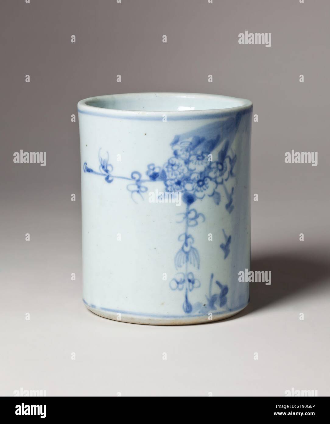 Portaspazzole con fiori di bambù e prugna, XIX secolo, coreano sconosciuto, 5 1/16 x 4 1/4 x 4 3/16 pollici (12,86 x 10,8 x 10,64 cm), porcellana con disegno blu colbalto sotto smalto trasparente, Corea, XIX secolo, questa coppa tardo Joseon utilizzata per contenere pennelli da scrittura è decorata con un antico motivo cinese, fiori di prugne e bambù, qui reso in blu cobalto. Insieme al pino, il bambù sempreverde e la prugna in fiore d'inverno rappresentano piante resistenti che sono simboliche dell'ideale confuciano dello studioso resiliente Foto Stock