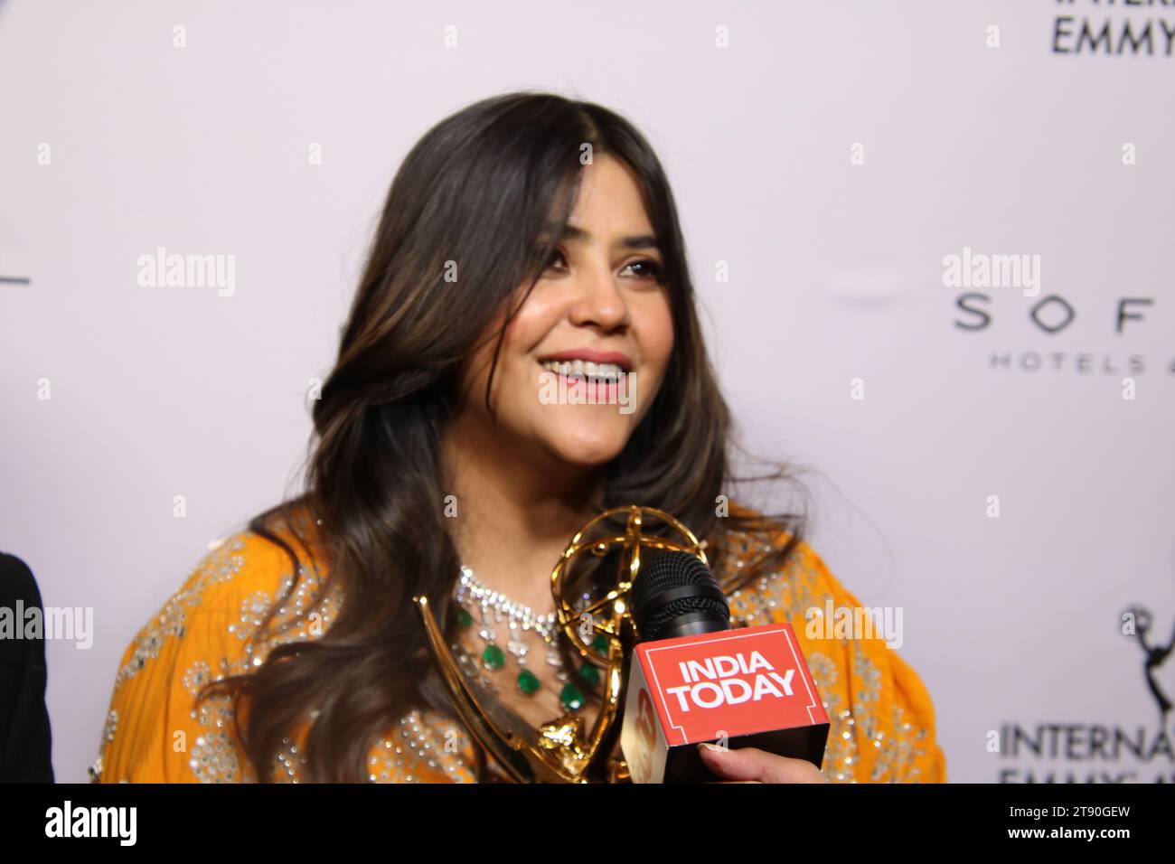 Midtown Hilton Hotel, 1335 6th Ave, New York, NY 10019 USA. 20 novembre 2023. Deepak Chopra e Ekta R. Kapoor sul Red Carpet dei vincitori del premio dopo la presentazione del 2023 iEmmy's Directorate Award a Ektaa R. Kapoor da parte di Chopra. Credito: ©Julia Mineeva/EGBN TV News/Alamy Live News Foto Stock