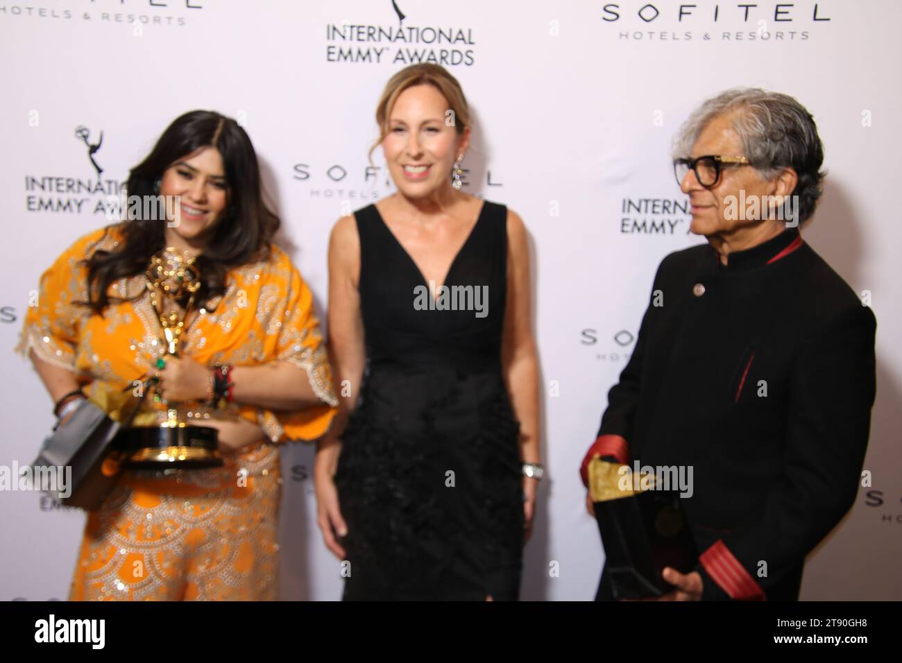 Midtown Hilton Hotel, 1335 6th Ave, New York, NY 10019 USA. 20 novembre 2023. Deepak Chopra e Ekta R. Kapoor sul Red Carpet dei vincitori del premio dopo la presentazione del 2023 iEmmy's Directorate Award a Ektaa R. Kapoor da parte di Chopra. Credito: ©Julia Mineeva/EGBN TV News/Alamy Live News Foto Stock