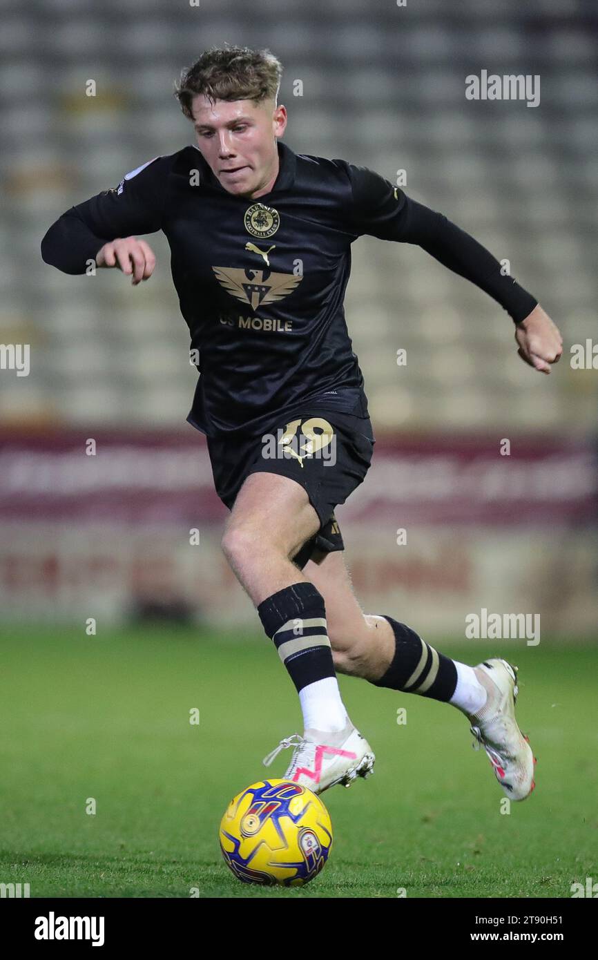 Aiden Marsh n. 19 di Barnsley al ballo durante la partita del Bristol Street Motors Trophy Bradford City vs Barnsley presso l'Università di Bradford Stadium, Bradford, Regno Unito, 21 novembre 2023 (foto di James Heaton/News Images) Foto Stock