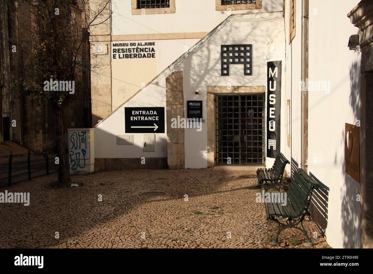 Un tempo ospitava prigionieri politici, il Museu do Aljube ora funge da museo che dimostra una visione della dittatura militare portoghese Foto Stock