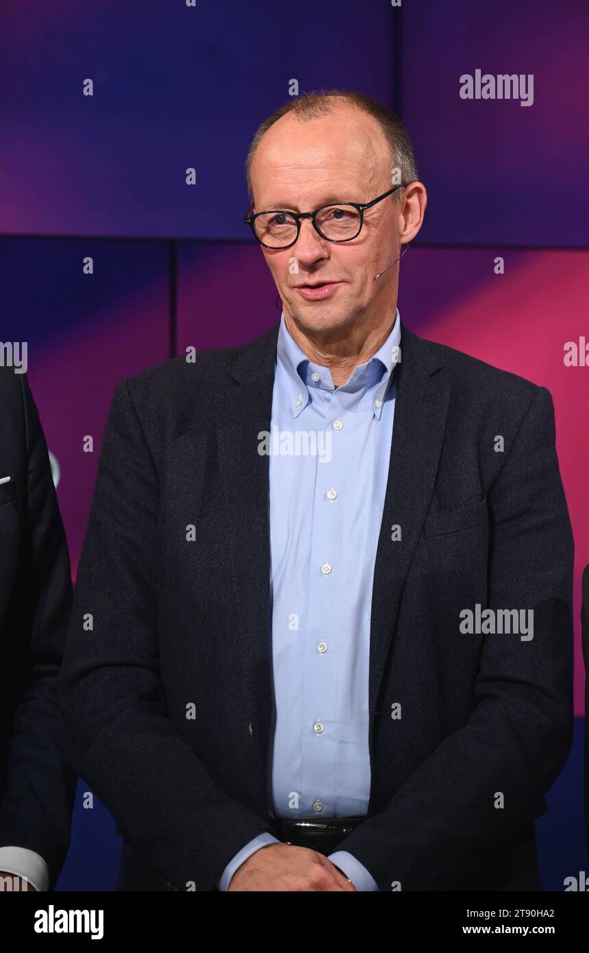 Politiker Friedrich Merz, CDU-Parteichef und Oppositionsführer im Bundestag, zu Gast in der ARD Talkshow Maischberger *** politico Friedrich Merz, leader del partito CDU e leader dell'opposizione nel Bundestag, come ospite nel talk show ARD Maischberger Credit: Imago/Alamy Live News Foto Stock