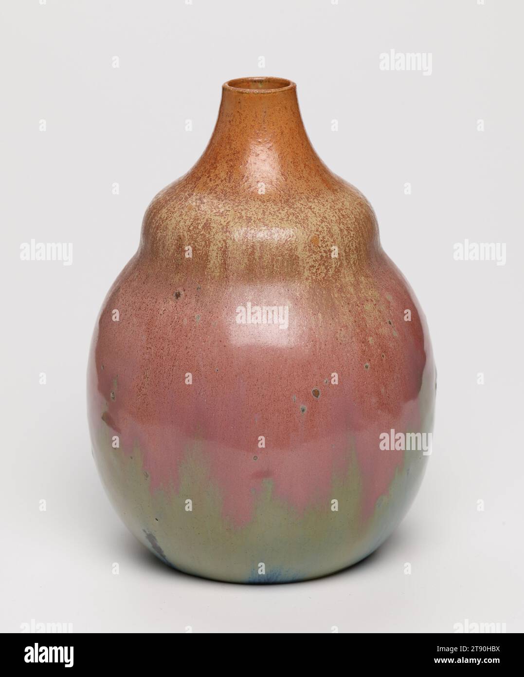 Vaso, 19th Century, August Delaherche, francese, 6 3/8 x 4 9/16 x 4 9/16" (16,19 x 11,59 x 11,59 cm), gres glassato, XIX secolo, il movimento artistico conosciuto come Art Nouveau fu profondamente influenzato dall'estetica giapponese e, nella misura in cui influenzò la produzione di ceramica francese, si sviluppò lungo due percorsi diversi. Uno porta al dipinto altamente raffinato rappresentato dalla figura graziosa di una donna nella neve che adorna il vaso di Georges de Feure. L'altra direzione, presa da piccoli laboratori di ceramica o da singoli ceramisti come Delaherche, enfatizzava forme semplici Foto Stock