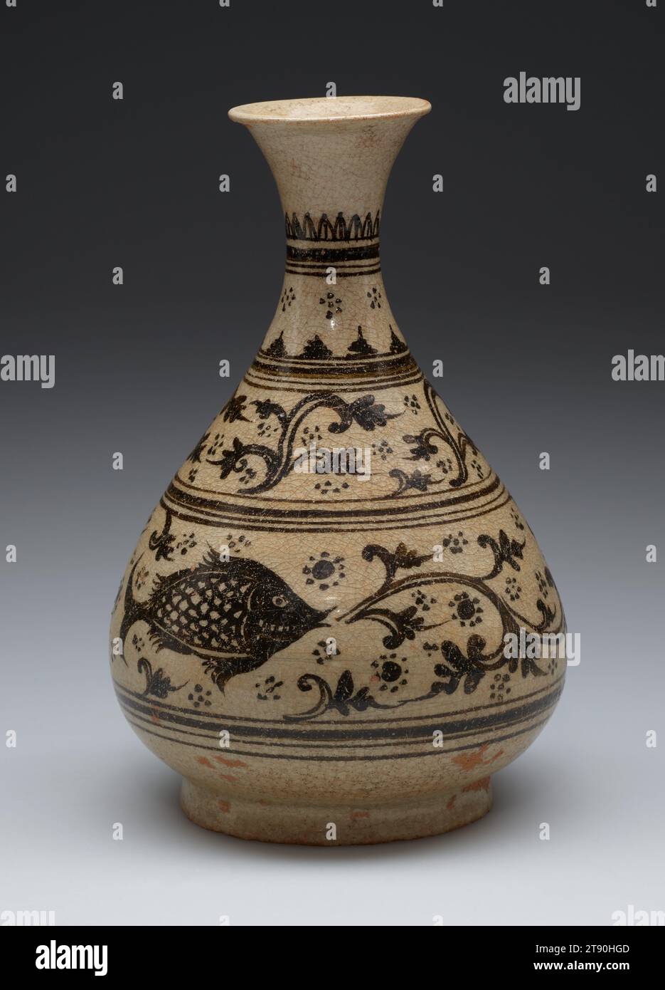 Vaso con pesce, XIV-XVI secolo, 7 5/8 x 4 7/8 x 4 7/8 pollici (19,37 x 12,38 x 12,38 cm), ceramica smaltata, Thailandia, XIV-XVI secolo, nel 1933, gli archeologi hanno scoperto circa 200 forni a Kalong, dando prove della produzione di ceramiche ad alta cottura per il consumo domestico durante l'apice del regno LAN Na (1300–1500). I ceramisti di Kalong utilizzavano un'argilla contenente un'alta percentuale di caolino per creare eleganti ceramiche caratterizzate da un corpo calcareo e soffice e da una debole glassa il colore di una nuvola di pioggia grigia. Foto Stock