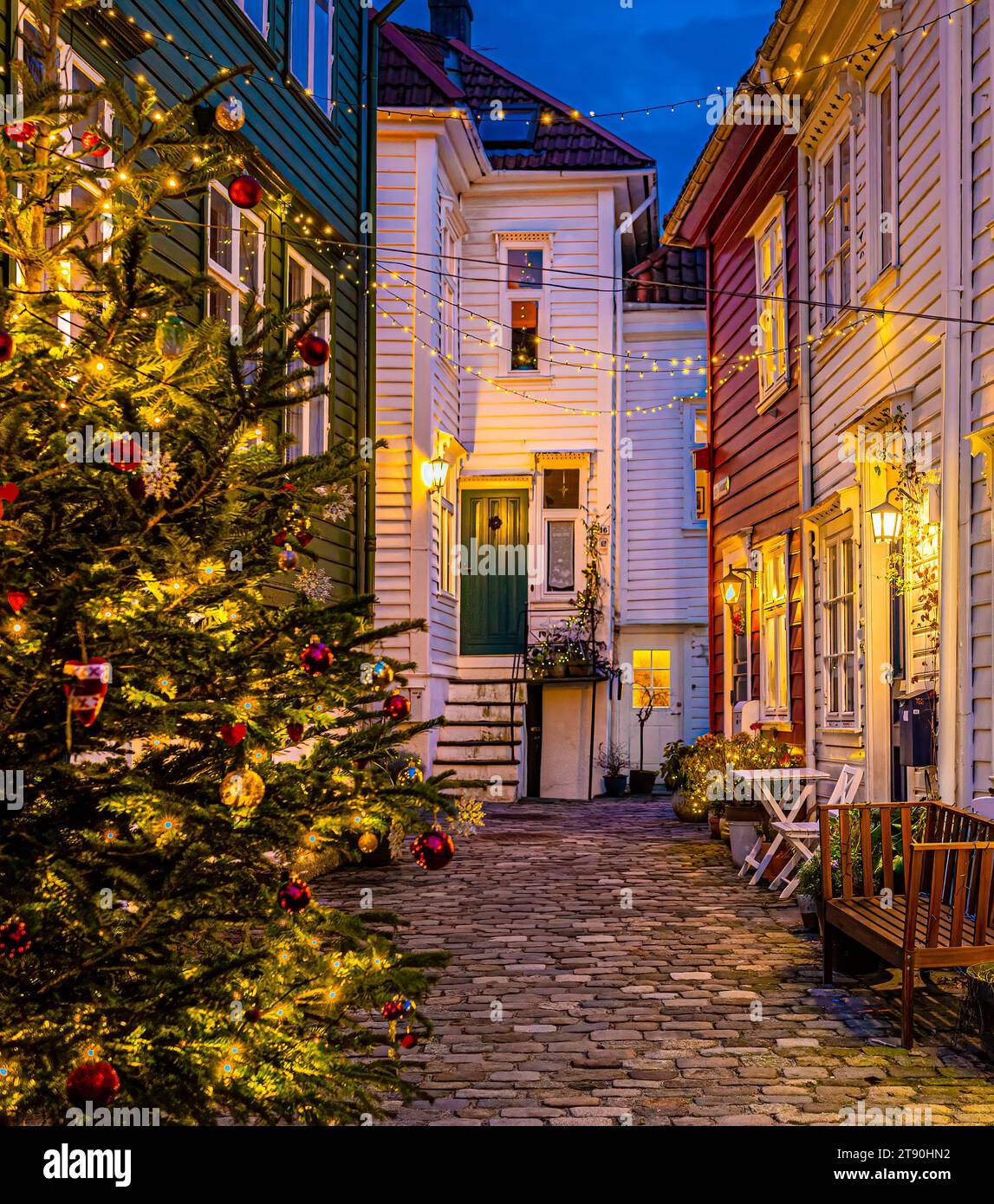 Decorazioni natalizie tra vecchie case di legno in una stretta strada a Bergen, Norvegia. Foto Stock