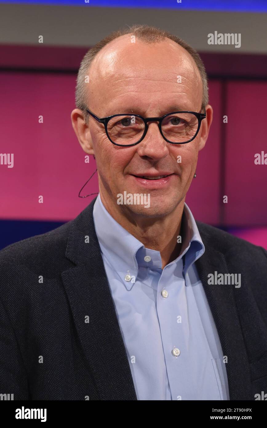 Politiker Friedrich Merz, CDU-Parteichef und Oppositionsführer im Bundestag, zu Gast in der ARD Talkshow Maischberger *** politico Friedrich Merz, leader del partito CDU e leader dell'opposizione nel Bundestag, come ospite nel talk show ARD Maischberger Credit: Imago/Alamy Live News Foto Stock