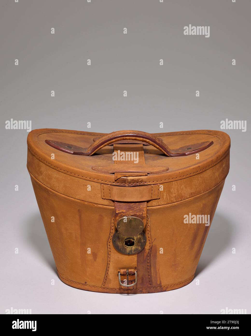 Custodia per cappello da bowling, c. 1890, inglese sconosciuto, 9 3/4 x 13 x 11 5/8 poll. (24,77 x 33,02 x 29,53 cm) (chiuso), pelle, metallo, seta, Inghilterra, il XIX secolo, Un accessorio preferito di noti attori kabuki giapponesi come Ichikawa Danjurō IX (1838-1903), i cappelli da bowling realizzati dall'artista di bambù Hayakawa Shōkosai i divennero di moda nel periodo Meiji (1856-1912), un tempo che vide una nuova esposizione alle culture non giapponesi e la trasformazione delle scelte di moda. Verso la fine degli anni '1800, gli uomini urbani avevano quasi abbandonato il topknot favorito durante il precedente periodo Edo (1603–1868) Foto Stock