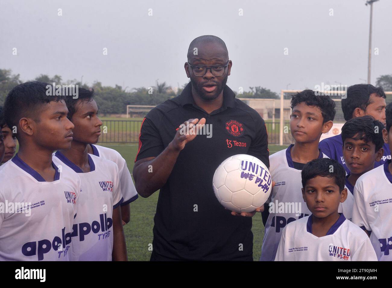 Calcutta, Ciudad de Mexico, India. 22 novembre 2023. 21 novembre 2023, Calcutta, India: L'ex calciatore francese Louis Laurent Saha, frequenta la clinica sportiva per bambini e giovani come parte del lancio della quarta edizione del programma United We Play il 21 novembre 2023 a Calcutta. India. (Immagine di credito: © Saikat Paul/eyepix via ZUMA Press Wire) SOLO USO EDITORIALE! Non per USO commerciale! Crediti: ZUMA Press, Inc./Alamy Live News Foto Stock