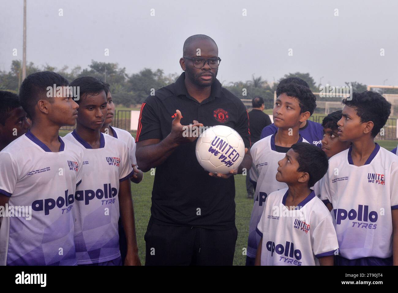 Calcutta, Ciudad de Mexico, India. 22 novembre 2023. 21 novembre 2023, Calcutta, India: L'ex calciatore francese Louis Laurent Saha, frequenta la clinica sportiva per bambini e giovani come parte del lancio della quarta edizione del programma United We Play il 21 novembre 2023 a Calcutta. India. (Immagine di credito: © Saikat Paul/eyepix via ZUMA Press Wire) SOLO USO EDITORIALE! Non per USO commerciale! Crediti: ZUMA Press, Inc./Alamy Live News Foto Stock