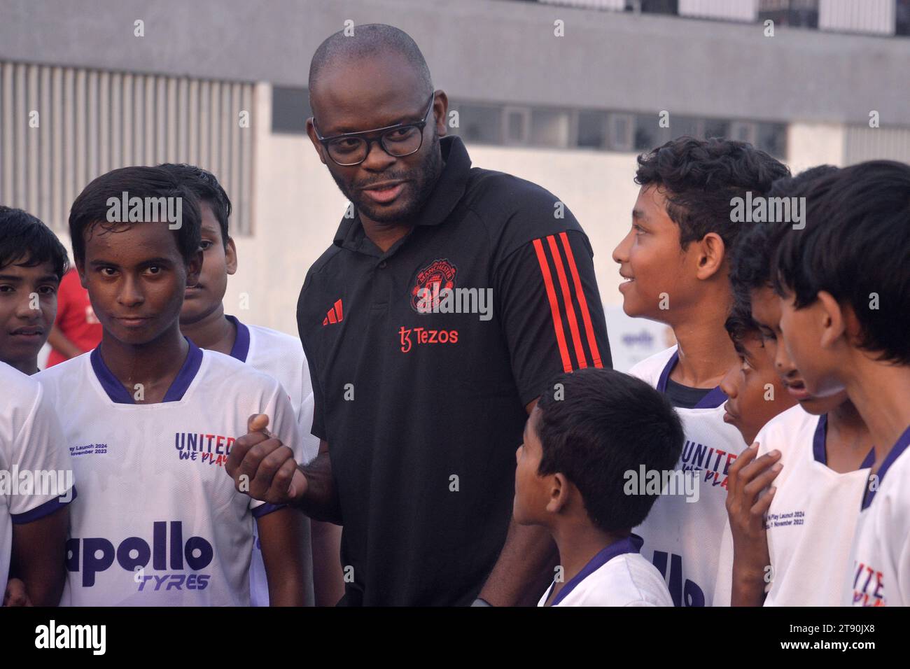 Calcutta, Ciudad de Mexico, India. 22 novembre 2023. 21 novembre 2023, Calcutta, India: L'ex calciatore francese Louis Laurent Saha, frequenta la clinica sportiva per bambini e giovani come parte del lancio della quarta edizione del programma United We Play il 21 novembre 2023 a Calcutta. India. (Immagine di credito: © Saikat Paul/eyepix via ZUMA Press Wire) SOLO USO EDITORIALE! Non per USO commerciale! Crediti: ZUMA Press, Inc./Alamy Live News Foto Stock