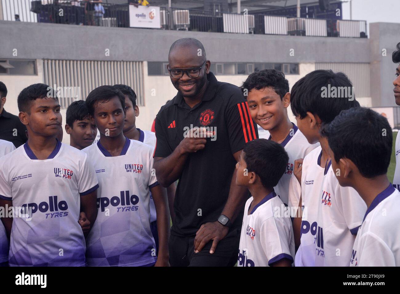 Calcutta, Ciudad de Mexico, India. 22 novembre 2023. 21 novembre 2023, Calcutta, India: L'ex calciatore francese Louis Laurent Saha, frequenta la clinica sportiva per bambini e giovani come parte del lancio della quarta edizione del programma United We Play il 21 novembre 2023 a Calcutta. India. (Immagine di credito: © Saikat Paul/eyepix via ZUMA Press Wire) SOLO USO EDITORIALE! Non per USO commerciale! Crediti: ZUMA Press, Inc./Alamy Live News Foto Stock