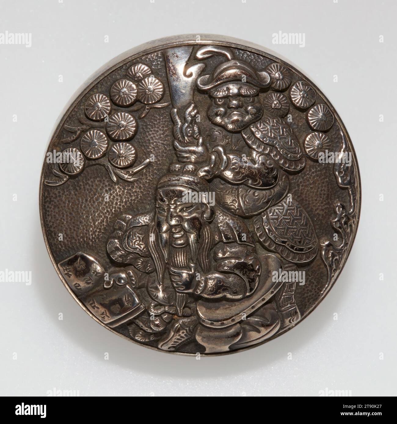 Manju netsuke raffigurante studioso cinese, anni 1840 circa, sconosciuto, 1 11/16 x 1 11/16 x 1 poll. (4,29 x 4,29 x 2,54 cm), metallo, Giappone, XIX secolo Foto Stock