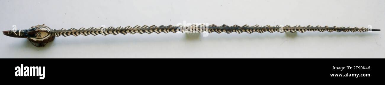 Maschera Serpent, 20th Century, 10 x 164 poll. (25,4 x 416,56 cm), Wood, Burkina Faso, XX secolo, questa spettacolare maschera raffigura un serpente, un animale dalle qualità positive e protettive per il popolo Bwa dell'Africa occidentale. Durante le esibizioni in maschera, la testa del serpente ruota rapidamente da un lato all'altro in modo che il suo corpo lungo e flessibile sembri ondulato, un effetto rinforzato dall'irregolare design a zigzag della sua torreggiante struttura alta 3 metri. Le celebrazioni del raccolto, i riti funebri, le cerimonie di iniziazione e gli eventi della comunità offrono occasioni per mascherate pubbliche. Foto Stock