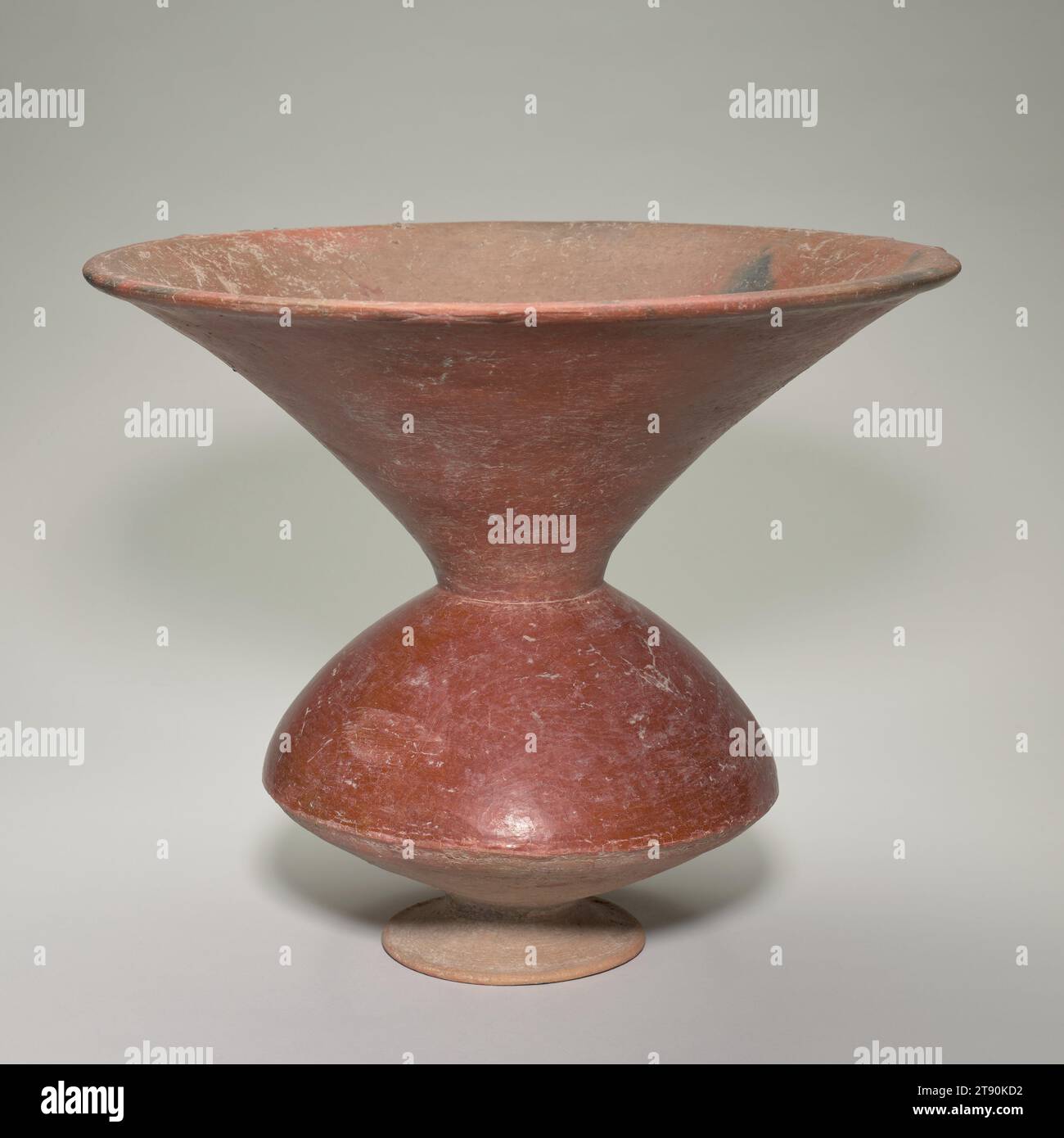 Vaso funerario, 1000-500 BCE, 12 5/8 x 15 1/4 poll. (32,1 x 38,74 cm), terracotta rivestita di antiscivolo con superficie brunita, Thailandia, X-V secolo a.C., alla fine degli anni '1960, un tesoro di vasi fu scoperto nel villaggio di Ban Chiang, sull'altopiano di Khorat nel nord-est della Thailandia. Ha prodotto una tradizione ceramica complessa e innovativa che ha trasformato la comprensione degli studiosi della storia del primo sud-est asiatico. Anche se molto rimane sconosciuto sulla cultura di Ban Chiang (3000 a.C.–400 d.C.), l'archeologia ha rivelato che coltivava tradizioni avanzate di metallurgia, agricoltura, pratiche di sepoltura Foto Stock