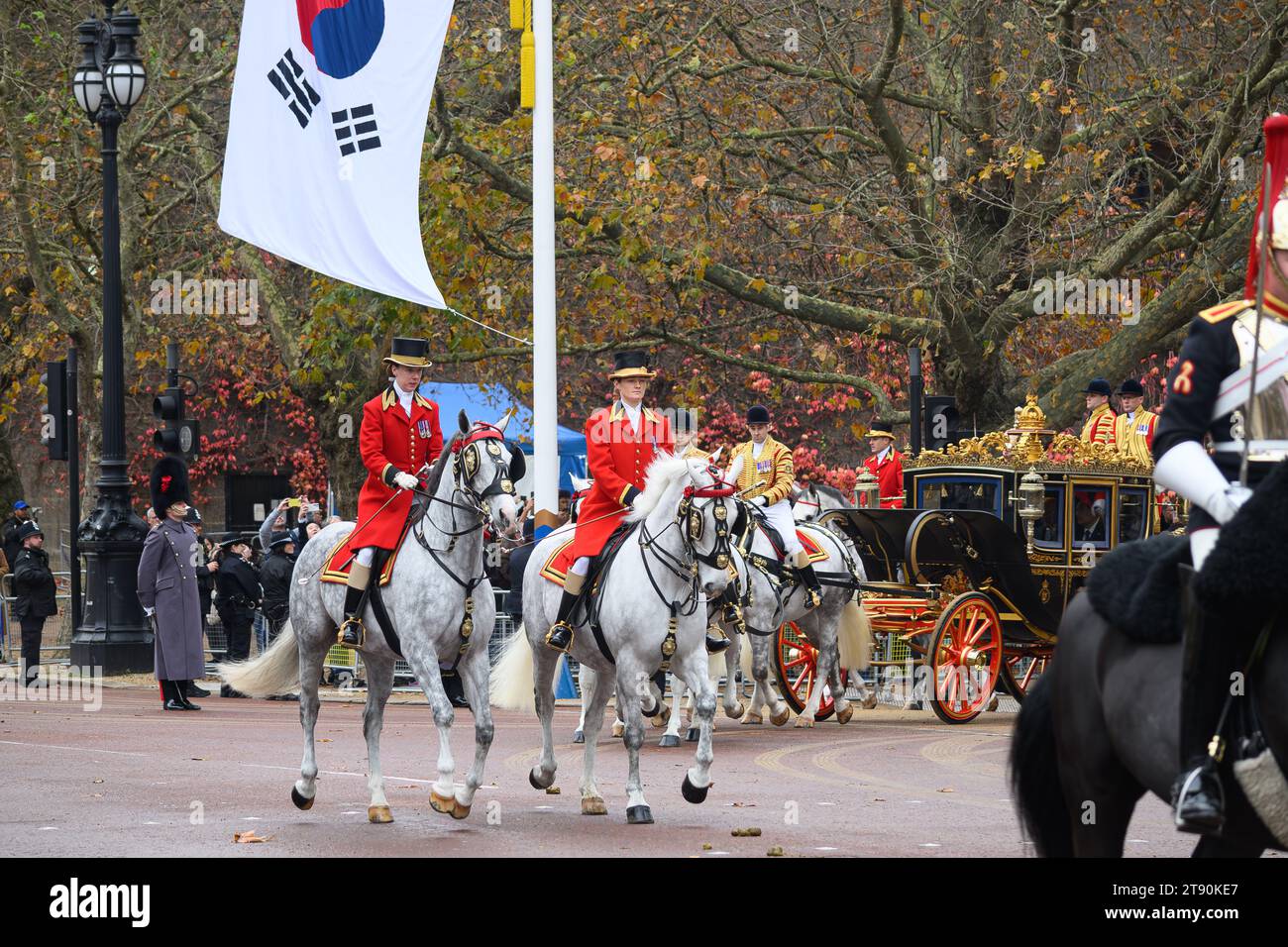 Londra, Regno Unito, 21 novembre 2023, il re e la regina hanno formalmente dato il benvenuto al presidente sudcoreano Yoon Suk Yeol e alla First Lady durante la visita di Stato a Londra, Andrew Lalchan Photography/Alamy Live News Foto Stock