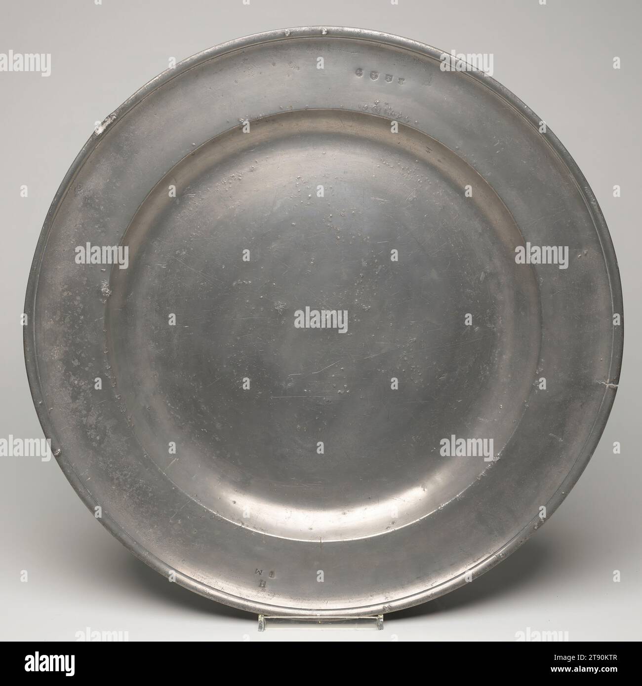 Piatto del XVII secolo, Howard William, inglese, 1/2 pollici (46,99 cm), Pewter, Inghilterra, XVII secolo Foto Stock