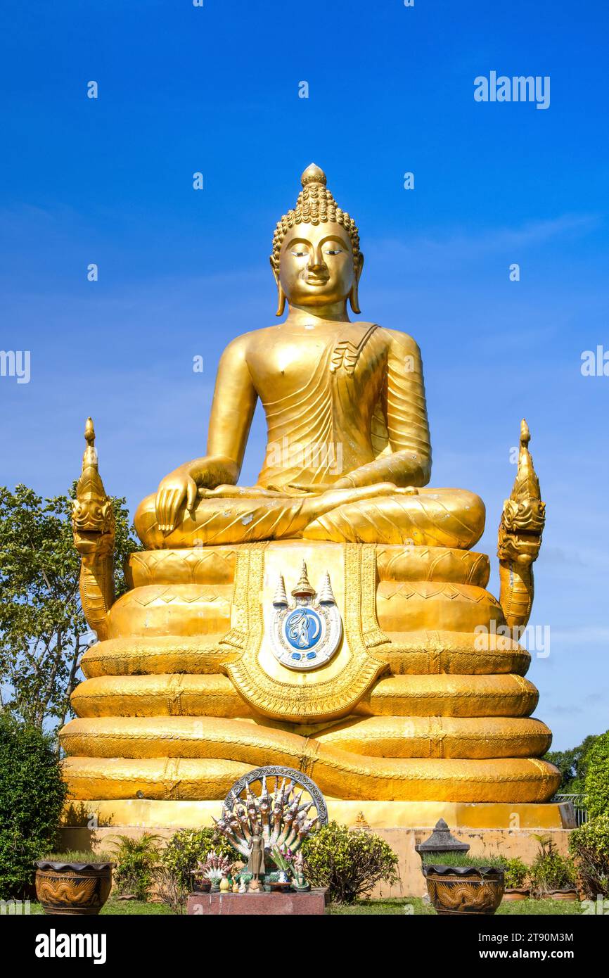 Phuket, Thailandia - 6 novembre 2023: La statua del Buddha d'oro nel complesso del grande Buddha di Phuket - il grande Buddha di Phuket Foto Stock