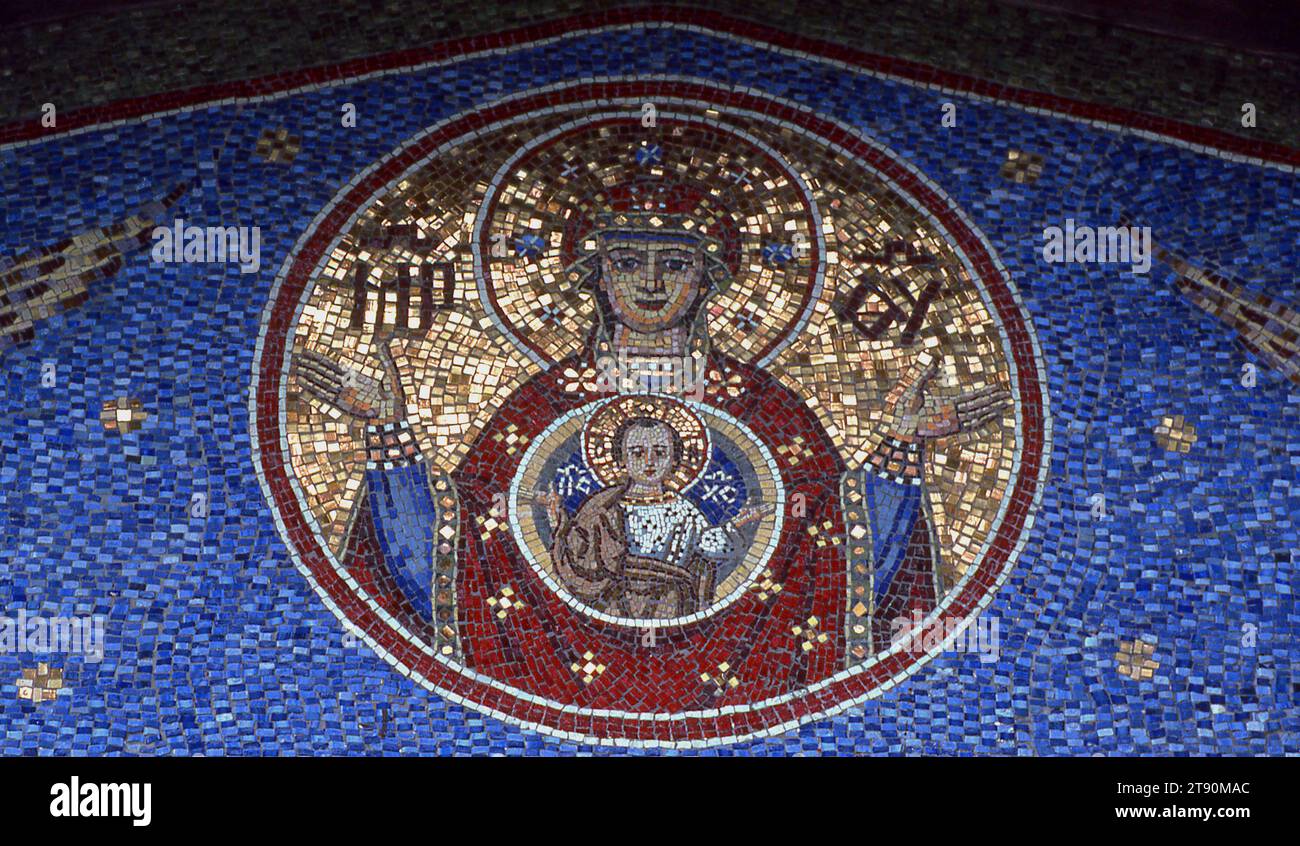 Mosaico raffigurante St Maria e il bambino Gesù in una chiesa cristiana ortodossa in Romania, circa 1999 Foto Stock