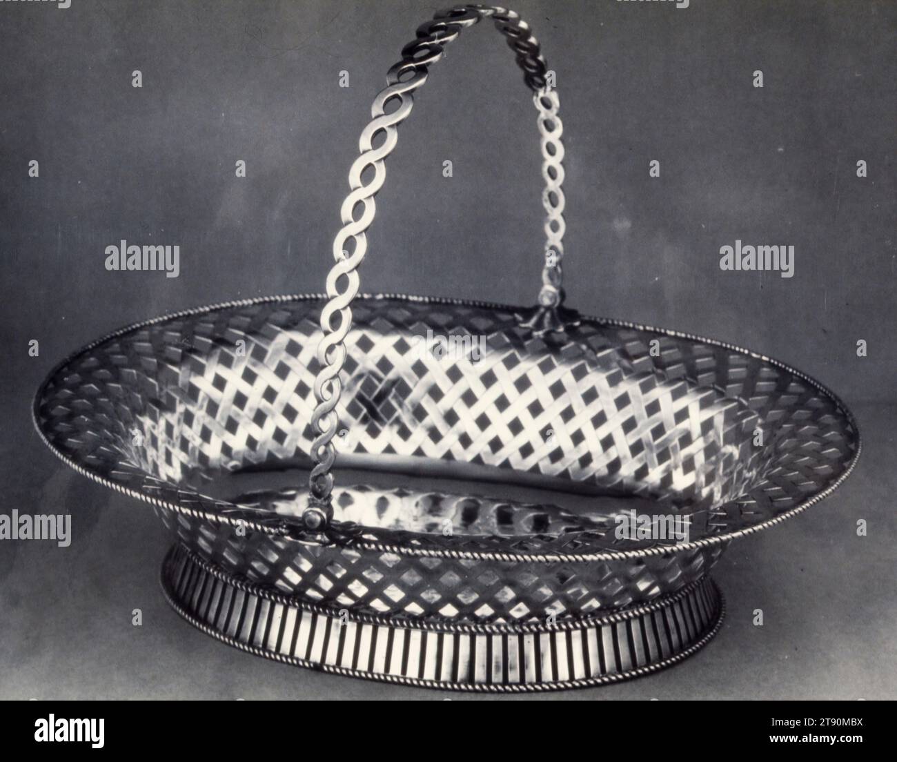 Cake Basket, c. 1754-1755, S. Herbert and Co., inglese, 3 1/2 x 12 1/2 x 11 poll. (8,89 x 31,75 x 27,94 cm), Argento, Inghilterra, Giorgio II Foto Stock