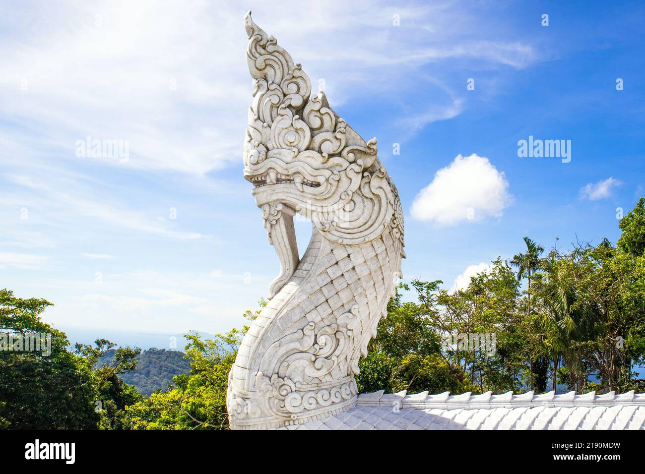 Vista dettagliata della statua del drago di fronte all'ingresso del più grande complesso buddista di Phuket: Il grande Buddha, Phuket, Thailandia Foto Stock