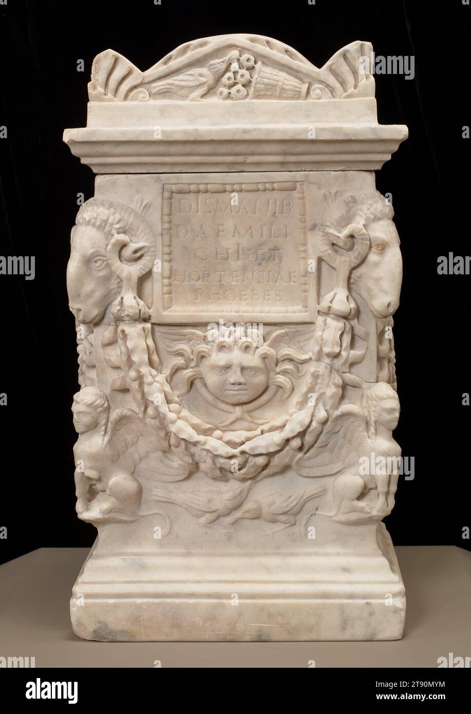 Scatola cineraria con coperchio, 50–100 CE, 3/4 x 1/2 x 7 3/4 pollici (47,63 x 29,21 x 19,69 cm), marmo, Impero Romano, i secolo d.C., questa urna cineraria assomiglia a un piccolo edificio con tetto a spillo. L'iscrizione attesta che conteneva le ceneri di un uomo e di una donna, forse marito e moglie, che erano schiavi liberati Foto Stock
