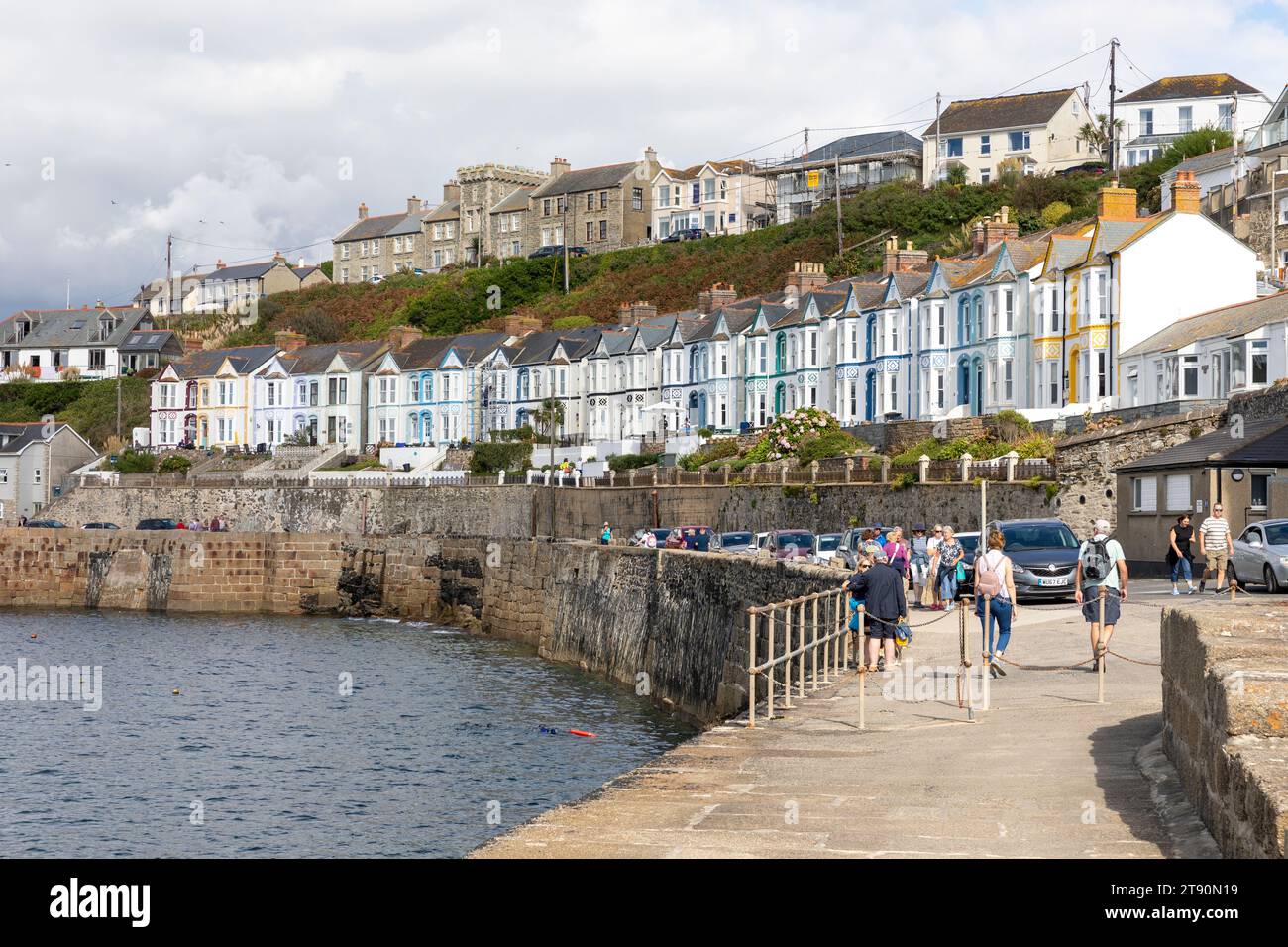 Porthleven Cornwall, porto di pescatori sulla costa della Cornovaglia con una fila di case terrazzate affacciate sul porto, Inghilterra, Regno Unito, 2023 Foto Stock
