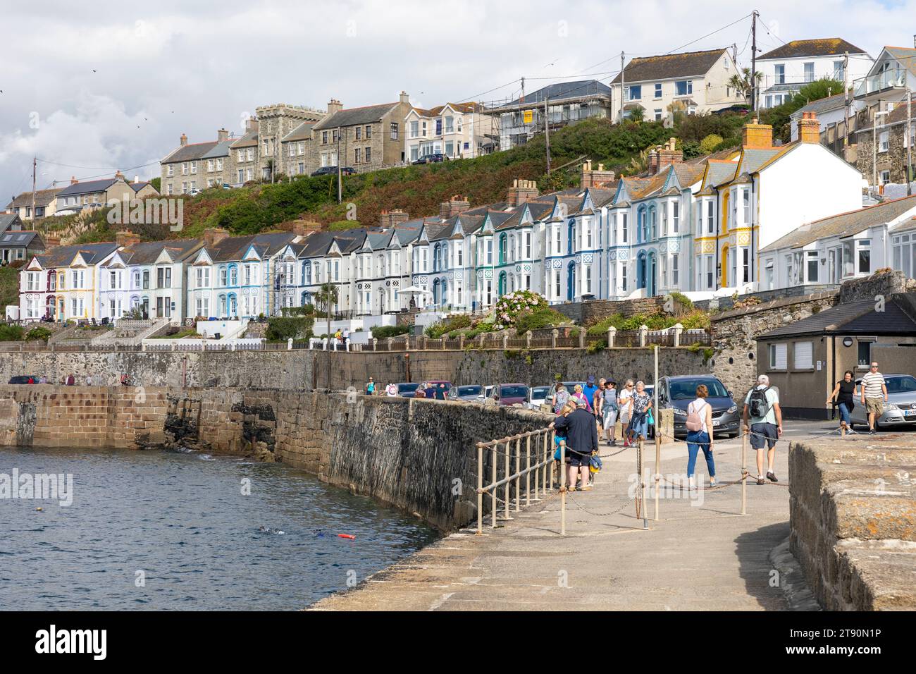 Porthleven Cornwall, porto di pescatori sulla costa della Cornovaglia con una fila di case terrazzate affacciate sul porto, Inghilterra, Regno Unito, 2023 Foto Stock