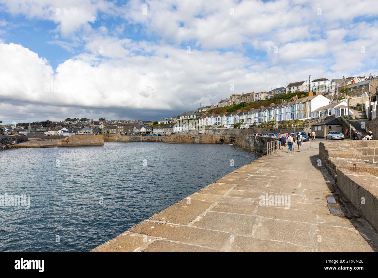 Porthleven Cornwall, porto di pescatori sulla costa della Cornovaglia con una fila di case terrazzate affacciate sul porto, Inghilterra, Regno Unito, 2023 Foto Stock