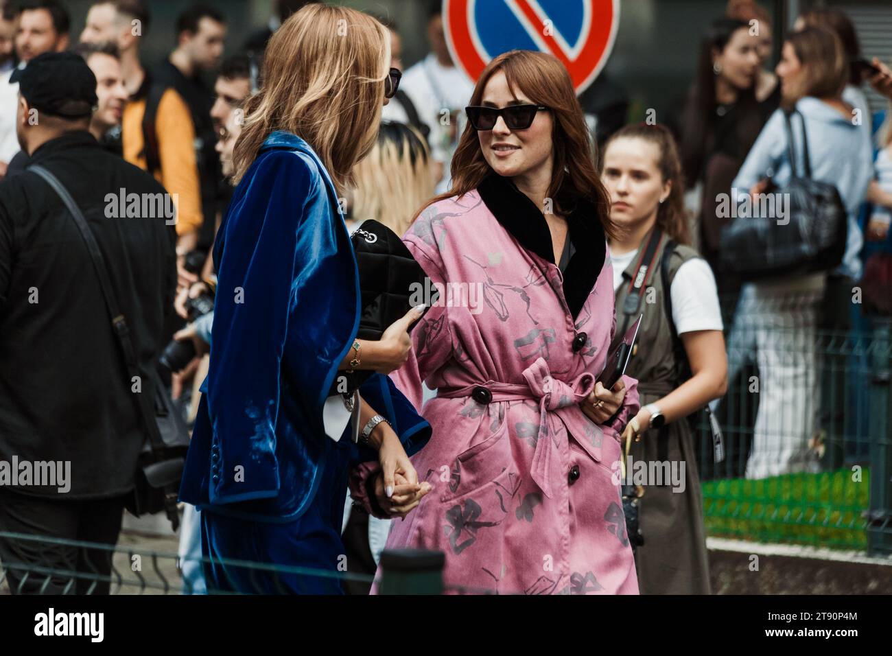 Lena Lademann all'esterno della mostra Emporio Armani durante la settimana della moda milanese, abbigliamento donna Primavera/Estate 2024. Foto Stock
