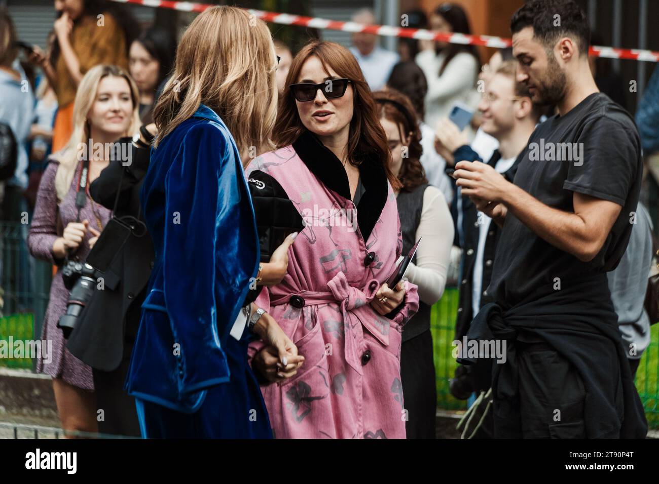 Lena Lademann all'esterno della mostra Emporio Armani durante la settimana della moda milanese, abbigliamento donna Primavera/Estate 2024. Foto Stock