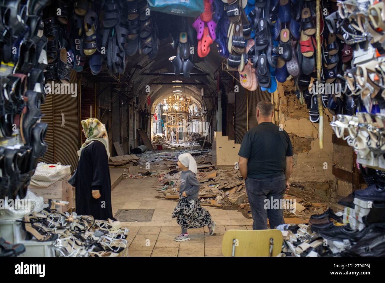 Kahramanmaras, Turchia. 7 novembre 2023. La gente vive ogni giorno tra i detriti del bazar, mentre chi ha perso la casa, il lavoro e i parenti sta cercando di mantenere la vita. Lo storico grande bazar nel centro di Kahramanmaras, costruito alla fine del XVI secolo e danneggiato da terremoti, è parzialmente aperto allo shopping mentre la città tenta di normalizzarsi dopo i terremoti. (Immagine di credito: © tolga Ildun/ZUMA Press Wire) SOLO USO EDITORIALE! Non per USO commerciale! Foto Stock