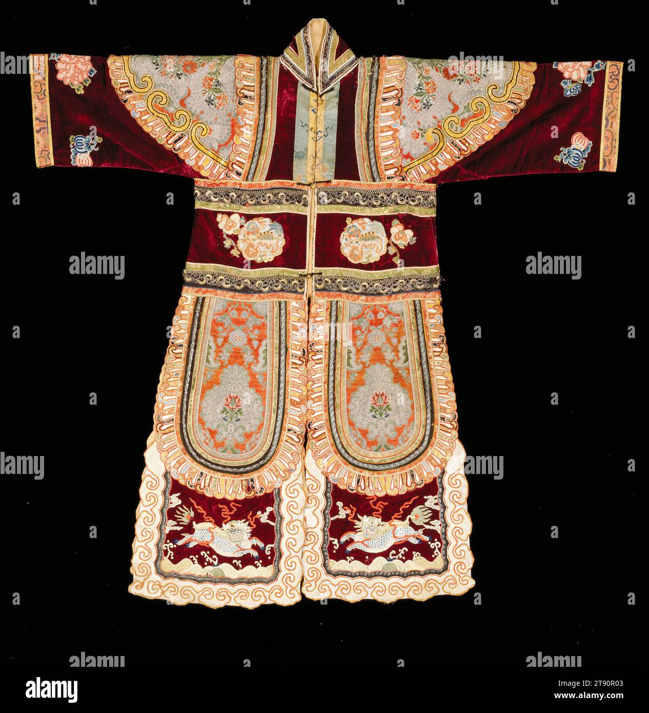 Robe teatrale, 1662-1722, L.56 in., Silk, China, XVII-XVIII secolo, a differenza del teatro occidentale, in cui le opere sono solitamente classificate come tragiche o comiche, le opere cinesi sono tipicamente etichettate come civili (wenxi) o militari (wuxi). Questa veste sarebbe stata usata in un gioco militare, imitando un'armatura protettiva. A differenza del vero abbigliamento militare, tuttavia, questo abito è colorato e pesantemente ricamato con motivi floreali, immagini taoiste e qilin (creature simili a un unicorno con corpi simili a draghi e zoccoli a cloven) in un paesaggio celeste Foto Stock