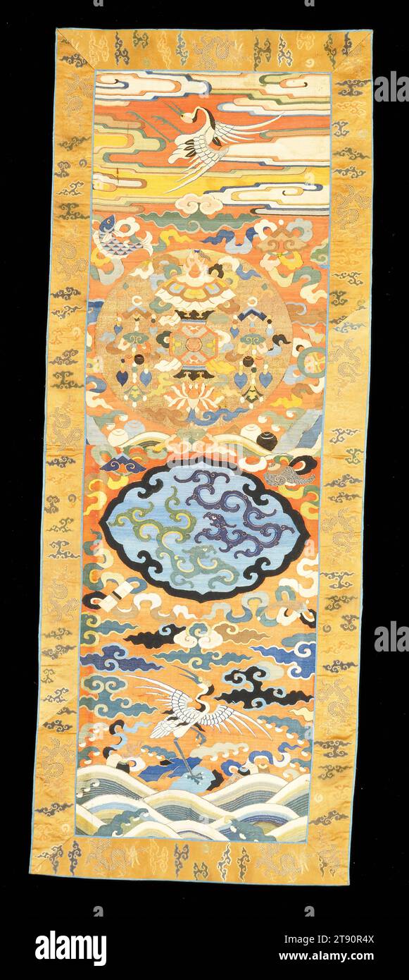 Coprisedia, periodo Kangxi, 1662-1722, L. 65 ⅝ x W. 25 poll. (165,1 x 63,5 cm), arazzi di seta (kesi), Cina, XVII-XVIII secolo, il medaglione di spicco sulla sedia suggerisce che questa copertina sarebbe stata utilizzata durante l'annuale Festival delle Lanterne, che culminò la celebrazione del Capodanno cinese Foto Stock