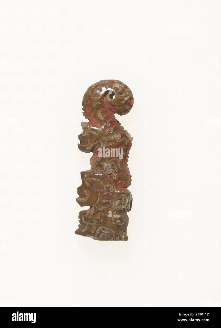 Amuleto tigre, XIII-XII secolo a.C., osso animale scolpito, Cina, XIII-XII secolo a.C., i due amuleti di tigre, la spilla di uccello e la finitura decorata con un motivo umano di serpente composito, anche se eccezionalmente rari, sono prodotti di una grande industria della dinastia Shang, l'intaglio osseo. Gli animali stilizzati e i motivi convenzionali trovati su vasi di bronzo si trovano anche in ossa intagliate che suggeriscono scopi emblematici simili. Tutti questi oggetti erano probabilmente ornamenti personali piuttosto che oggetti cerimoniali Foto Stock Amuleto tigre, XIII-XII secolo a.C., osso animale scolpito, Cina, XIII-XII secolo a.C., i due amuleti di tigre, la spilla di uccello e la finitura decorata con un motivo umano di serpente composito, anche se eccezionalmente rari, sono prodotti di una grande industria della dinastia Shang, l'intaglio osseo. Gli animali stilizzati e i motivi convenzionali trovati su vasi di bronzo si trovano anche in ossa intagliate che suggeriscono scopi emblematici simili. Tutti questi oggetti erano probabilmente ornamenti personali piuttosto che oggetti cerimoniali Foto Stock