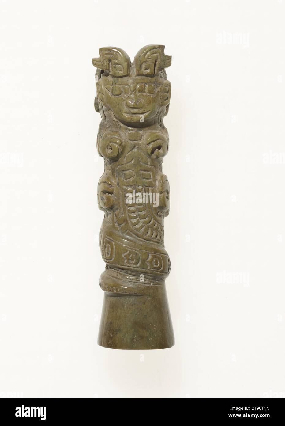 Finial, XIII-XII secolo a.C., osso animale scolpito, Cina, XIII-XII secolo a.C., i due amuleti di tigre, il tornante di uccello e il finale decorati con un motivo umano composito di serpente sebbene eccezionalmente rari, sono prodotti di una grande industria della dinastia Shang: l'intaglio osseo. Gli animali stilizzati e i motivi convenzionali trovati su vasi di bronzo si trovano anche in ossa intagliate che suggeriscono scopi emblematici simili. Tutti questi oggetti erano probabilmente ornamenti personali piuttosto che oggetti cerimoniali Foto Stock Finial, XIII-XII secolo a.C., osso animale scolpito, Cina, XIII-XII secolo a.C., i due amuleti di tigre, il tornante di uccello e il finale decorati con un motivo umano composito di serpente sebbene eccezionalmente rari, sono prodotti di una grande industria della dinastia Shang: l'intaglio osseo. Gli animali stilizzati e i motivi convenzionali trovati su vasi di bronzo si trovano anche in ossa intagliate che suggeriscono scopi emblematici simili. Tutti questi oggetti erano probabilmente ornamenti personali piuttosto che oggetti cerimoniali Foto Stock