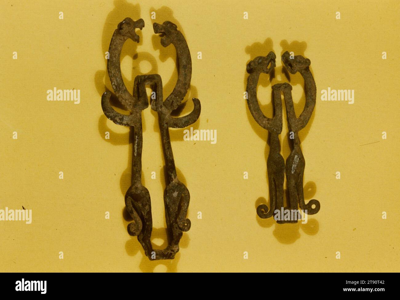 Raccordo cablaggio, 800-400 BCE, 2 3/4 x 3 1/8 poll. (7 x 7,9 cm), Bronzo, Persia (Iran), VIII-IV secolo a.C. Foto Stock