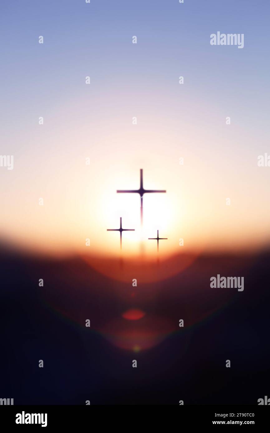 Splendente sfondo all'alba del nuovo anno con il luminoso bokeh del sole che sorge e la silhouette della Santa croce di Gesù Cristo Foto Stock