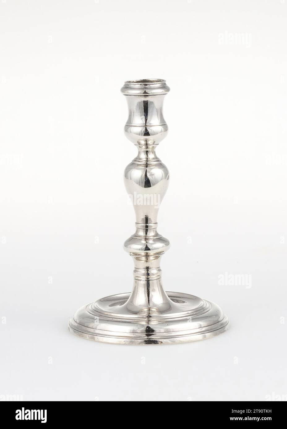 Candlestick, uno dei quattro, 1722, Joseph W. Bellassyse, ent. 1716, 5 7/8" (14,9 cm), Argento, Inghilterra, XVIII secolo Foto Stock