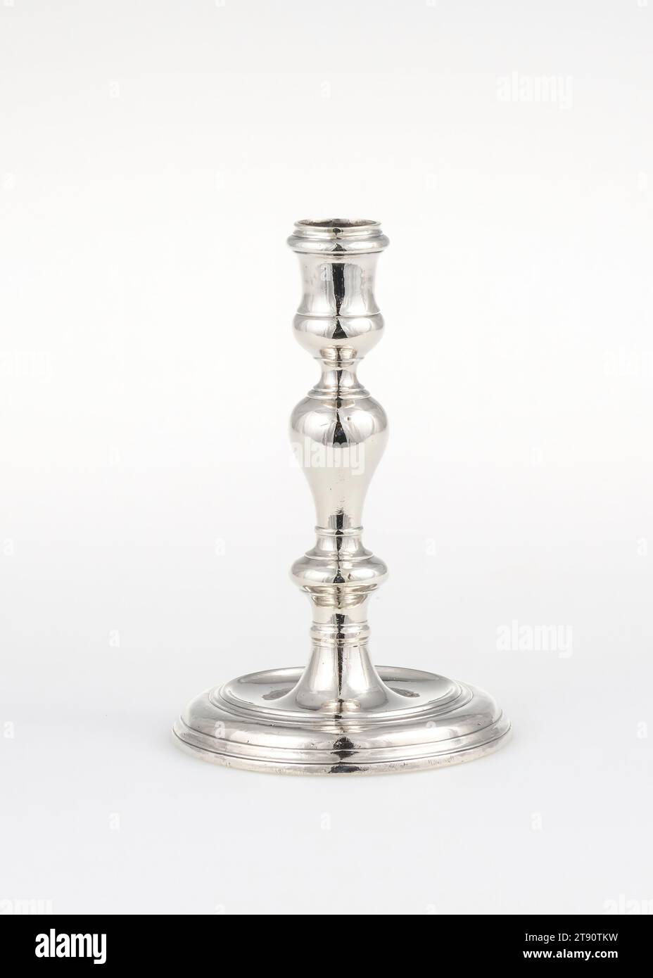 Candlestick, uno dei quattro, 1722, Joseph W. Bellassyse, ent. 1716, 5 7/8" (14,9 cm), Argento, Inghilterra, XVIII secolo Foto Stock