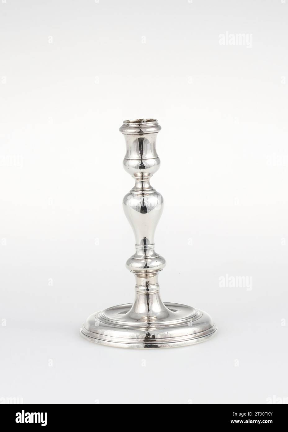 Candlestick, uno dei quattro, 1722, Joseph W. Bellassyse, ent. 1716, 5 7/8" (14,9 cm), Argento, Inghilterra, XVIII secolo Foto Stock