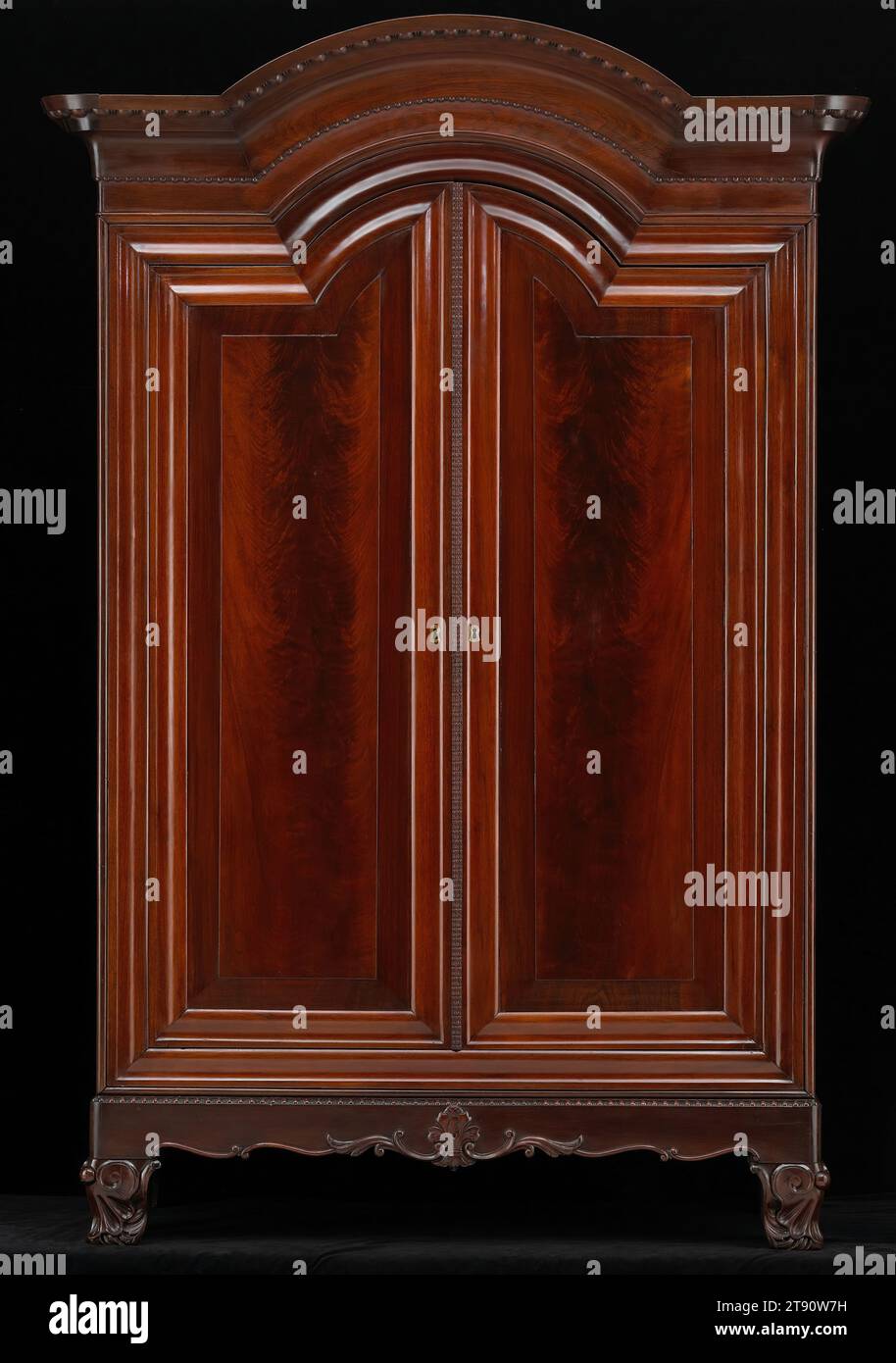 Guardaroba, c. 1863, B.J. Montgomery & Co., New Orleans, 97 x 64 1/2 x 23 poll. (246,4 x 163,8 x 58,4 cm), mogano, Stati Uniti, XIX secolo, dalla metà del XIX secolo, la ricchezza generata lungo il fiume Mississippi attraverso l'agricoltura la lavorazione e la distribuzione, in particolare del cotone, spinse l'importazione di beni manifatturieri a New Orleans. Gli arredi in bundle scaricati lì furono trasferiti sui battelli a vapore e inviati a nord, a volte fino al Minnesota. Questo guardaroba in stile greco ha viaggiato per quasi tutta la lunghezza del Mississippi Foto Stock
