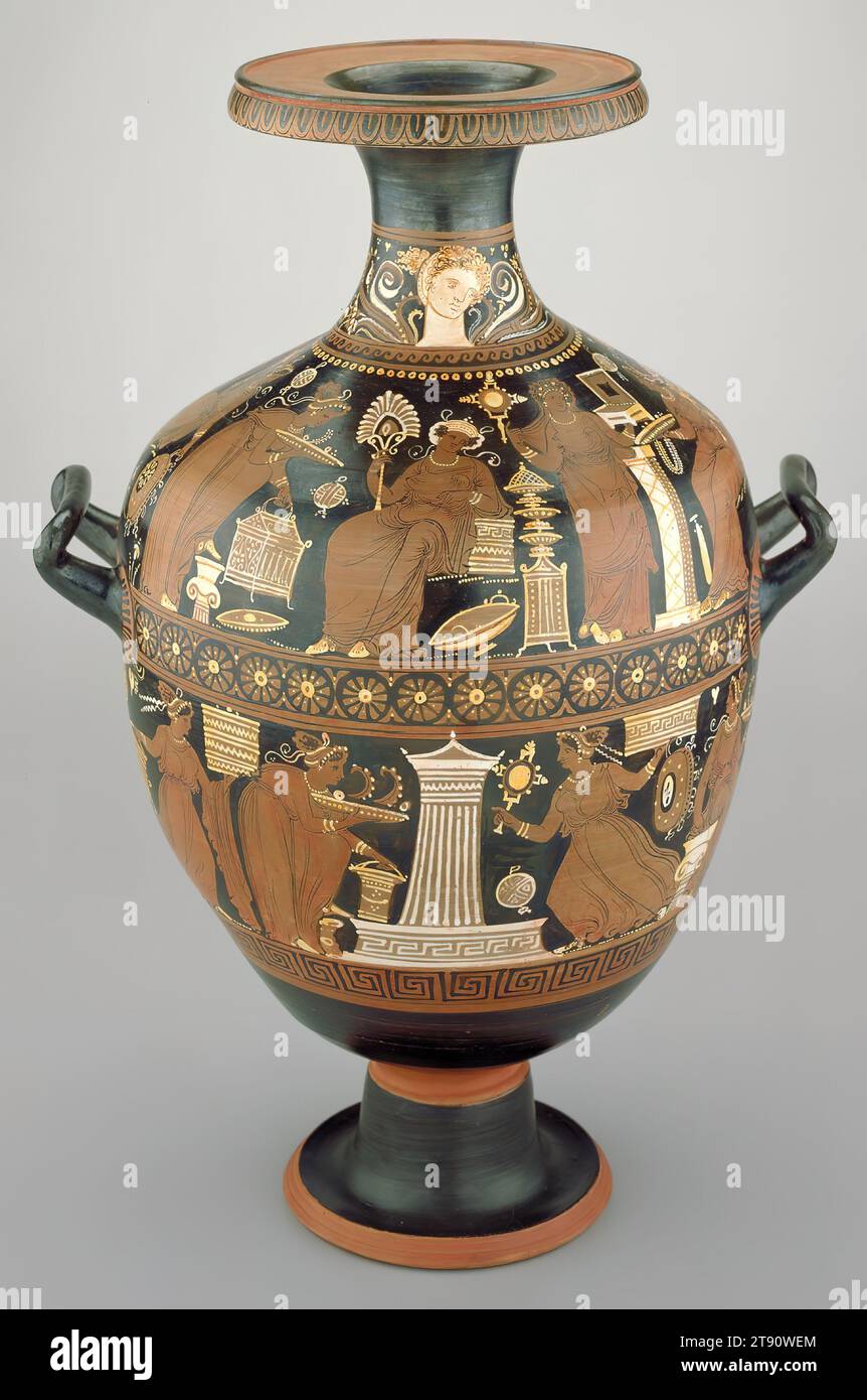 Figura rossa Hydria, 320 a.C. circa, attribuita al Pittore bianco Sakkos, italiano (Puglia, ora Puglia), italiano (Puglia, ora Puglia), 25 1/2 x 1/2 x 3/8 pollici (64,77 x 44,45 x 33,97 cm), terracotta, buste colorate, Italia, IV-III secolo a.C., la Puglia, una prospera colonia greca sulla costa adriatica italiana, era un importante centro di produzione di vasi in terracotta. I vasi pugliesi sono caratteristici per le loro grandi dimensioni; alcuni sono alti più di un metro. Tali grandi vasi potrebbero essere stati creati per essere inclusi nelle spaziose tombe che sono entrate in voga tra le famiglie benestanti nel IV secolo a.c. Foto Stock