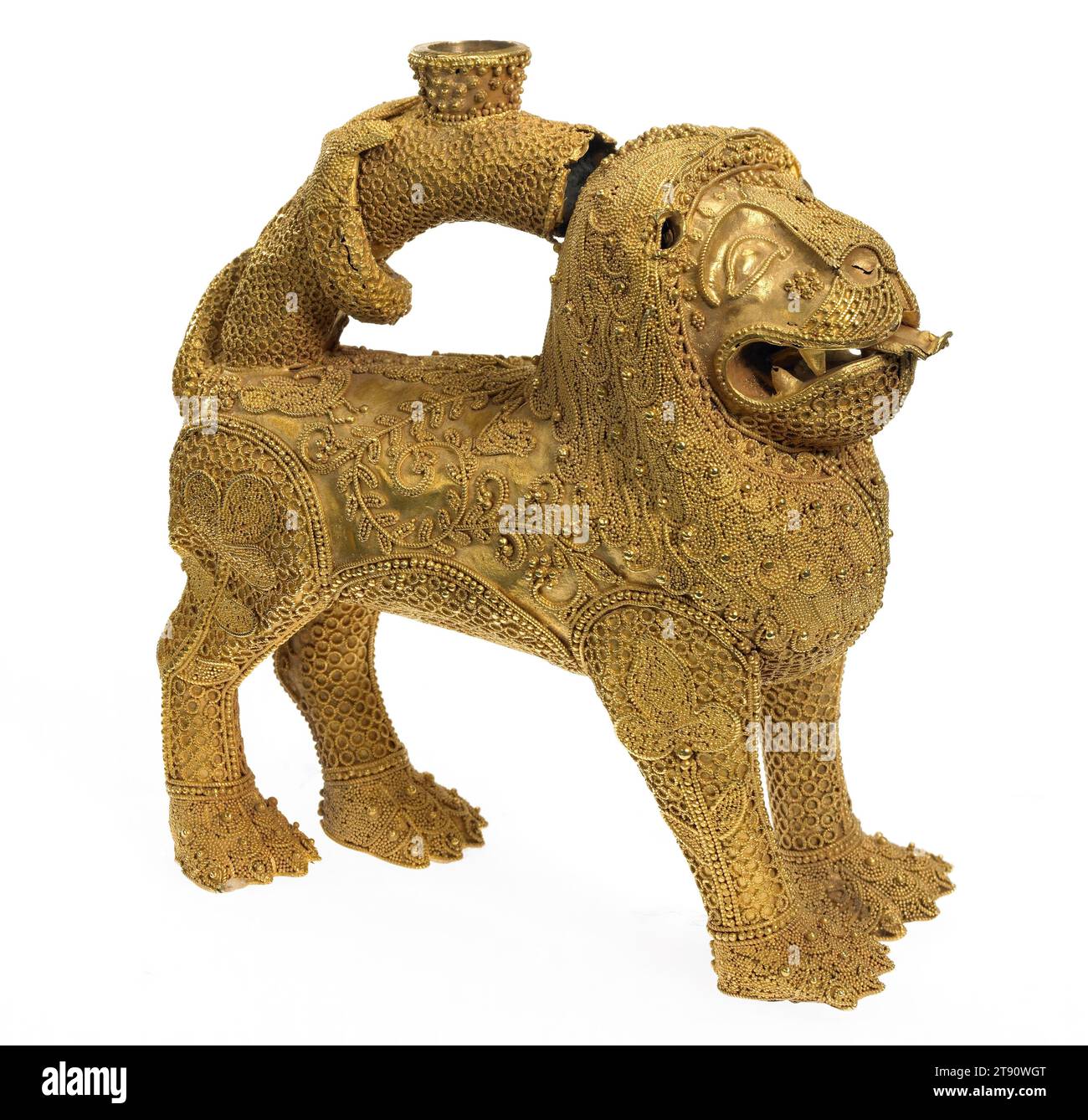 Statuetta di un leone, XI-XII secolo, sconosciuto, 4 3/4 x 4 x 2 poll. (12,1 x 10,2 x 5,1 cm), Oro, Spagna, XI-XII secolo, questa rara ed enigmatica scultura in oro di un leone, simbolo di potere e autorità e' decorato in modo elaborato con filigrana ad anello e granulazione fine, in armonia con le tradizioni orafe islamiche dei regni musulmani successivi della Penisola Iberica (attuali Spagna e Portogallo). L'Islam arrivò in Europa nel 711 d.C., portando nuove tradizioni nelle arti decorative, come l'acquamanile a forma di animale: Un recipiente usato per il lavaggio delle mani Foto Stock