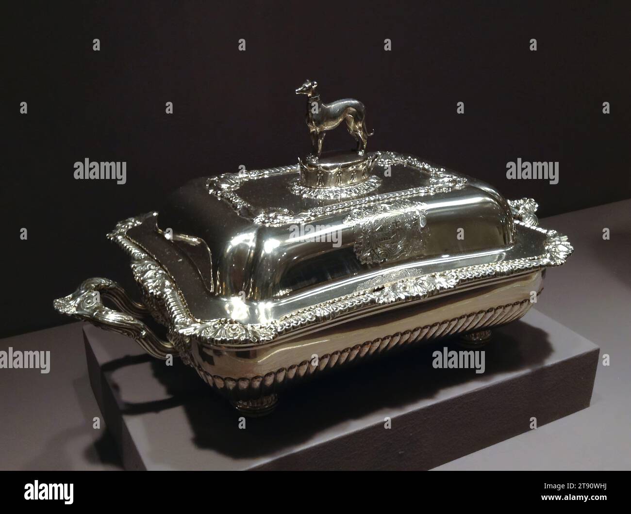 Covered Warmer, c. 1826, Garrard & Co., London, est. 1735, 8 3/8 x 16 x 9 1/2 pollici (21,27 x 40,64 x 24,13 cm), Argento, avorio, Inghilterra, Giorgio IV Foto Stock