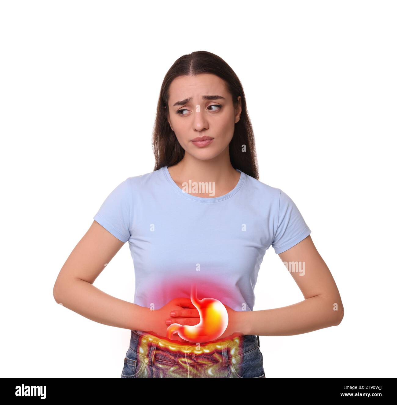 Donna che soffre di mal di stomaco su sfondo bianco. Illustrazione del tratto gastrointestinale malsano Foto Stock